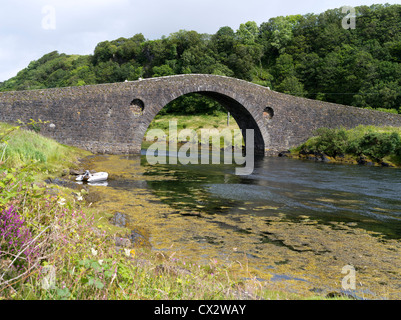 dh Clachan Seil ISLAND ARGYLL singolo arco gobba backed Ponte sopra Alantic Sound vecchio thomas telford arco in pietra indietro ponti Scozia Foto Stock