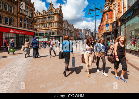 Gli amanti dello shopping e pranzo tempo folle a Briggate, la strada principale dello shopping nella città di Leeds, West Yorkshire, Inghilterra. Foto Stock