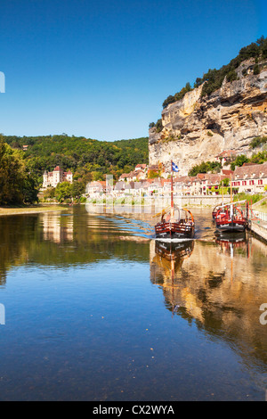 Tradizionali imbarcazioni fluviali conosciuta come gabarra sul fiume Dordogne presso La Roque-Gageac, Aquitaine,Francia. Foto Stock