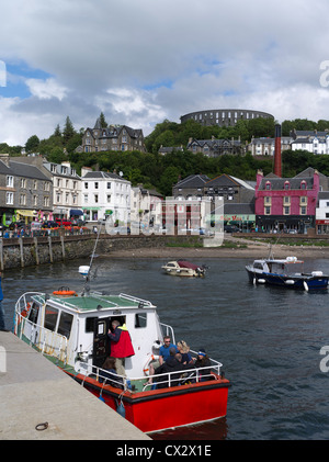 dh Oban North molo fronte mare OBAN ARGYLL gita turistica in barca McCaigs Torre turisti escursione tour turisti scozia vacanza estiva visitare mccaig Foto Stock