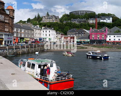 dh OBAN ARGYLL gita turistica in barca Oban North molo fronte mare McCaigs Tower turisti persone scozia vacanza regno unito Foto Stock