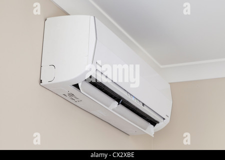 Toshiba pompa di calore o a ciclo inverso di condizionatore aria, installato in alto su una parete e l'esecuzione. Foto Stock