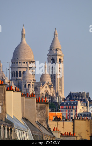 Parigi, Francia. Parigi, Francia. Basilica del Sacro Cœur de Montmartre (1875-1914: Arco. Paul Abadie) e i tetti lungo Boulevard de Magenta Foto Stock