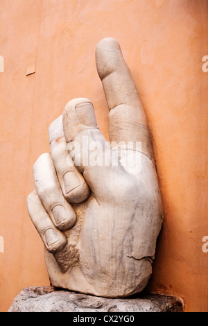 In marmo di grandi dimensioni rivolta verso la mano da la Statua di Costantino II, Museo Capitolino, Roma, Italia. Foto Stock