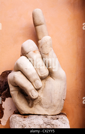 In marmo di grandi dimensioni rivolta verso la mano da la Statua di Costantino II, Museo Capitolino, Roma, Italia. Foto Stock