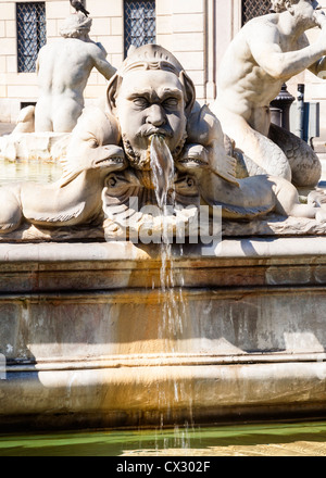 Dettaglio di una testa di uomo sputa fuori acqua, la Fontana del Moro, Piazza Navona, Lazio, Roma, Italia. Foto Stock