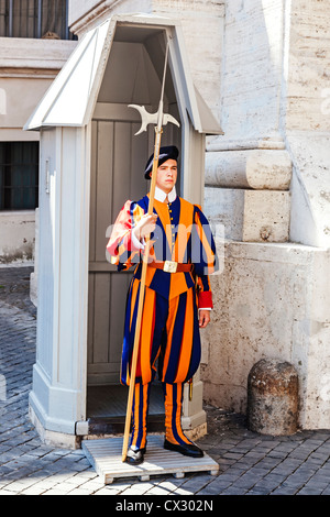Guardia Svizzera sul dazio ad una garitta al di fuori della Basilica di San Pietro e la Città del Vaticano, Roma, Italia. Foto Stock