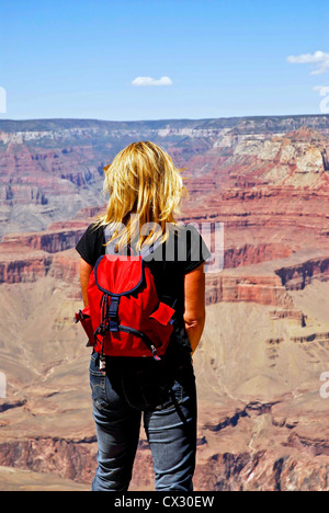 Solo la donna sta guardando in lontananza a North Rim del Grand Canyon, Arizona Foto Stock