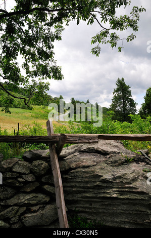 La Blue Ridge Parkway venti passato il Humpback rocce area parcheggio. Foto Stock