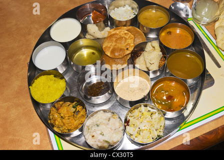 Elk201-5028 India, nello Stato del Tamil Nadu, Madurai, sud indiana thali pasto Foto Stock