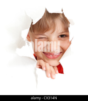 Funny kid con occhio wink ritratto in presenza di frammenti di carta foro isolato Foto Stock