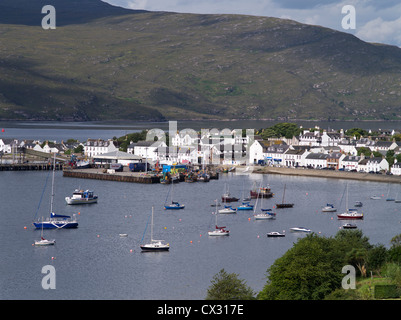 dh Loch Brok Bay ULLAPOOL ROSS CRROMARTY città portuale scozzese Yacht in Bay Highlands scotland porti yacht Foto Stock