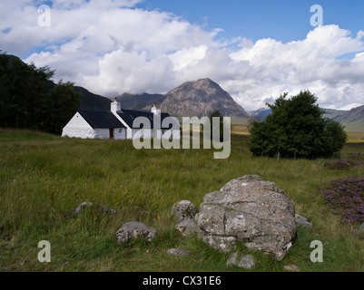 Dh Black Rock Cottage Glen Coe ARGYLL Glencoe cottage Rannoch Moor Stob Dearg mountain white house Scozia Scotland Foto Stock