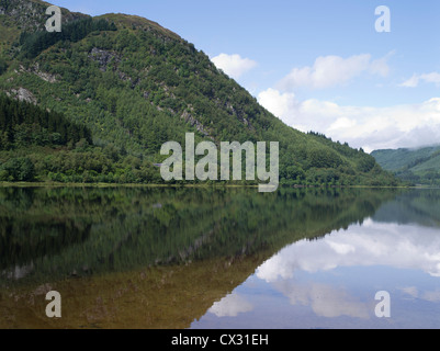 dh Trossachs parco nazionale STRATHYRE STIRLINGSHIRE Loch Lubnaig alberi foresta riflessione panoramica Lochside Highland estate scozia Foto Stock