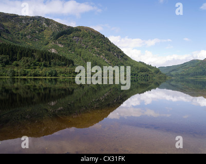 dh Loch Lubnaig trossachs parco STRATHYRE STIRLINGSHIRE foresta alberi riflessione Trossach nazionale Highlands panoramici lochside scozia altopiano tranquillo Foto Stock