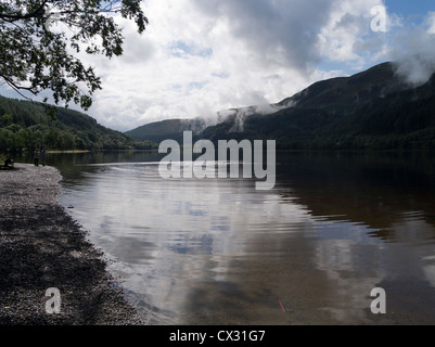 dh Loch Lubnaig STRATHYRE STIRLINGSHIRE uomo nuoto in Loch Trossach national highlands park panoramico in riva al lago highland scozzese trossachs Foto Stock