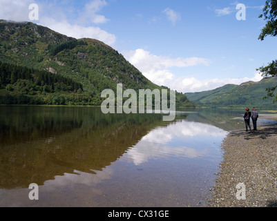 dh Loch Lubnaig Scozia Trossach STRATHYRE STIRLINGSHIRE due donne turisti highlands scenic people scottish highland turisti in campagna uk Foto Stock