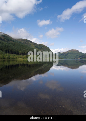 dh Loch Lubnaig Trossach scozia STRATHYRE STIRLINGSHIRE Foresta alberi Trossachs National Highlands Park scenico lato lago highland scozzese ancora laghi Foto Stock