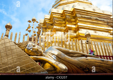 Buddha reclinato, Chiang Mai, Wat Doi Suthep. Foto Stock