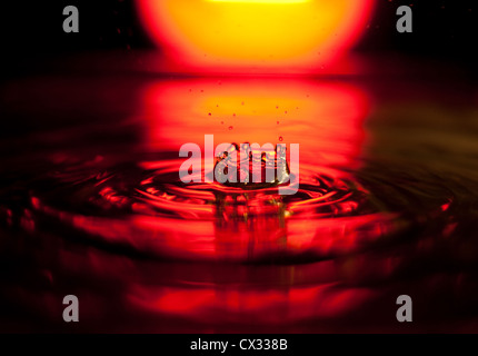 Primo piano di acqua splash in luce rossa Foto Stock