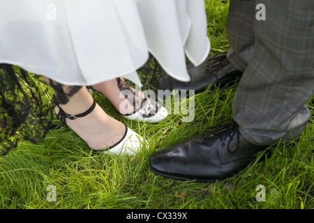 Sposa e lo sposo gambe su un prato verde Foto Stock