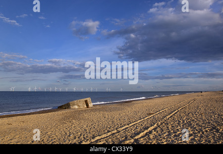 Scroby Sands per centrali eoliche e WW2 scatola di pillole Caister Norfolk nel mese di settembre Foto Stock