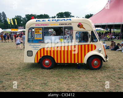 Retrò Ice Cream Van del festival Womad Wiltshire, Inghilterra Foto Stock