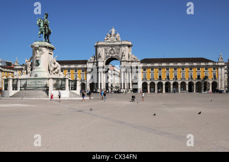 Dom Jose 1 (Re Joao 1) statua e Arco a Vitoria archway, Praca do Comercio, Lisbona, Portogallo Foto Stock
