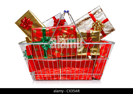 Un filo carrello pieno di regalo regali di Natale isolato su uno sfondo bianco. Foto Stock