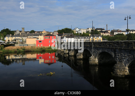 Co County Kerry, gli edifici colorati si riflette nelle calme acque del fiume laune anello di Kerry, Foto Stock