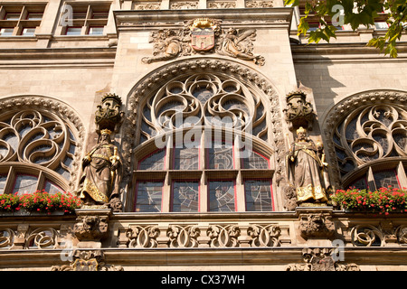 Stemma di Duisburg e statue presso il municipio di Duisburg Duisburg, Renania settentrionale-Vestfalia, Germania, Europa Foto Stock