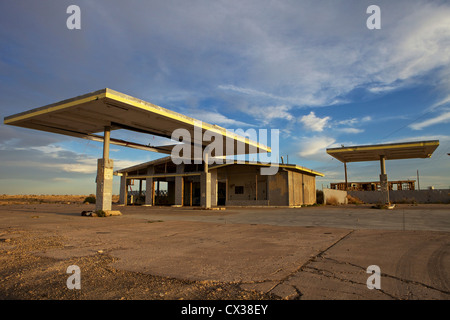 Abbandonata la stazione di gas vicino alla città fantasma di due pistole, Arizona sul percorso 66