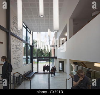 Colston's educandato, Bristol, Regno Unito. Architetto: Walters e Cohen Ltd, 2011. Vista del foyer d'ingresso con mezzanino Foto Stock