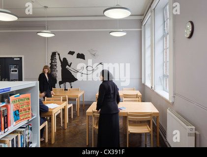 Colston's educandato, Bristol, Regno Unito. Architetto: Walters e Cohen Ltd, 2011. Interno della libreria. Foto Stock