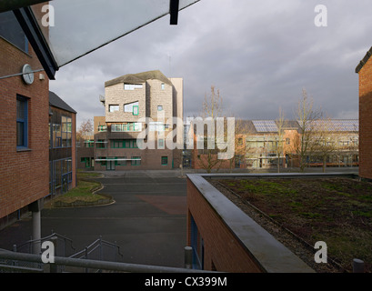 Lycee Joseph Marie Jacquard, Caudry, Francia. Architetto: Lucien Kroll, 2000. Vista di schoolyard da sud a ovest con forma poligonale Foto Stock