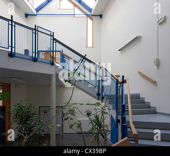 Lycee Joseph Marie Jacquard, Caudry, Francia. Architetto: Lucien Kroll, 2000. Semi-scalinata circolare link con lucernari. Foto Stock