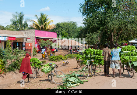 Tanzania Africa villaggio di zanzara Mto Wa Mbu storico villaggio di poveri con banane per la vendita e i negozi per la gente del posto Foto Stock