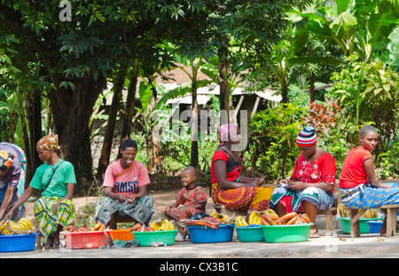 Il villaggio di zanzara Mto Wa Mbu Tanzania Africa village con frutta e banane per la vendita ai turisti con un sacco di colore Foto Stock