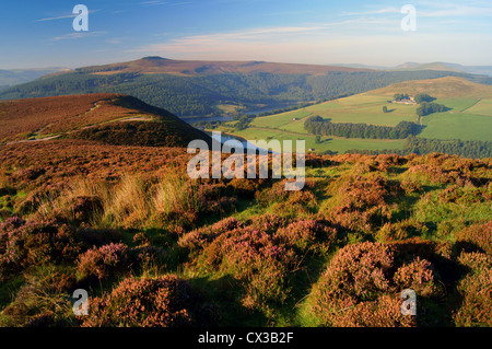 UK,Derbyshire,Peak District,vista da Whinstone Lea Tor,affacciato sul serbatoio Ladybower,Win Hill & Crook Hill Foto Stock