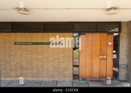 St Catherine's College di Oxford, costruito nel 1962 e progettato da Arne Jacobsen. Porta per la libreria di Wolfson Foto Stock