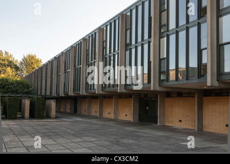 St Catherine's College di Oxford, costruito nel 1962 e progettato da Arne Jacobsen. A Il Grado 1 elencato la costruzione. Il quadrangolo. Foto Stock