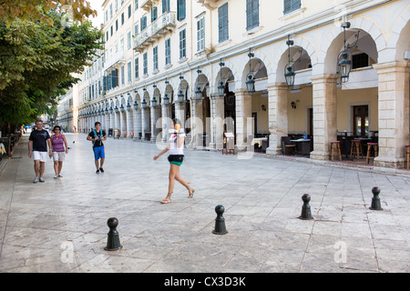 I turisti a piedi nel Liston street, Corfu (città di Corfù), Corfu, Isole Ionie, Grecia. Foto Stock