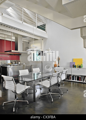 Sala da pranzo moderna nella camera attico vicino alla cucina con pavimento in resina Foto Stock