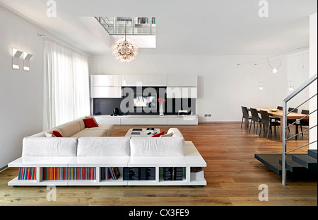 Soggiorno moderno con pavimento in legno e pareti di colore bianco Foto Stock
