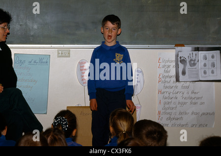 Cowra Nuovo Galles del Sud Australia parlando di fronte alla classe Cowra Scuola pubblica Foto Stock