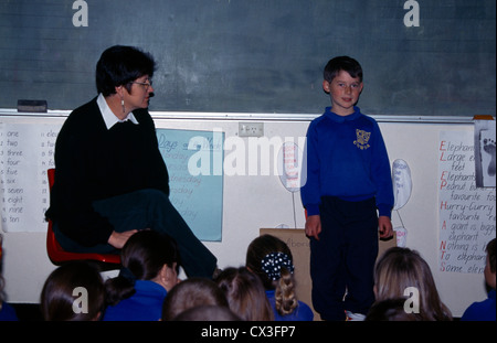 Cowra Nuovo Galles del Sud Australia Boy parlando davanti nella classe Cowra Scuola pubblica Foto Stock