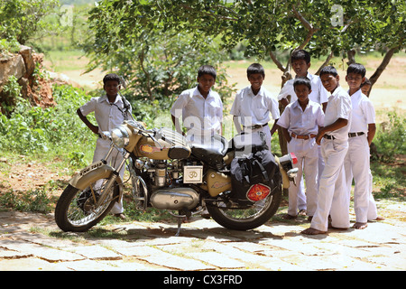 La scuola dei bambini con Royal Enfield Bullet diesel Andhra Pradesh in India del Sud Foto Stock