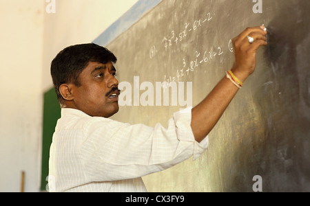 Classe Math con insegnante Andhra Pradesh in India del Sud Foto Stock