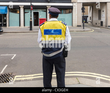Un parcheggio preposto al controllo del traffico o operaio, Londra, Inghilterra Foto Stock