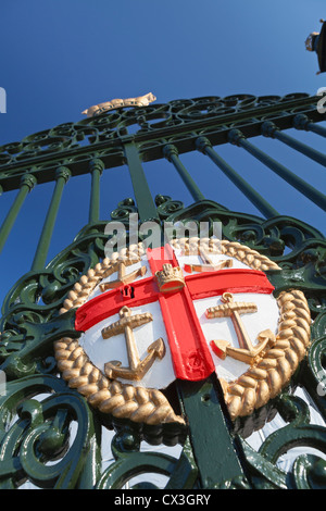 Il Badge del Royal Hospital sulla gate del Royal Naval College di Greenwich, Londra, Inghilterra Foto Stock